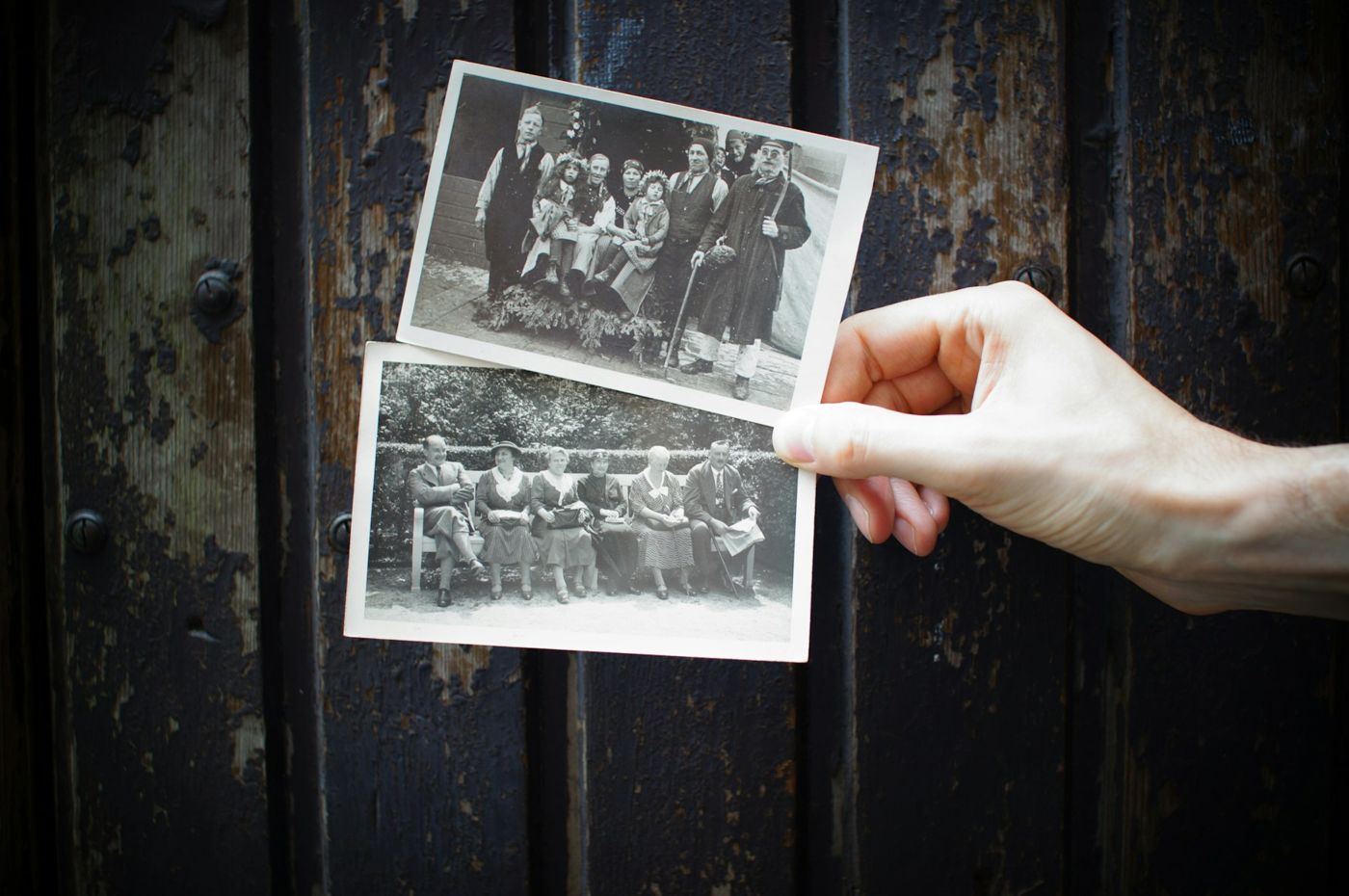 Una mano sostiene fotos antiguas