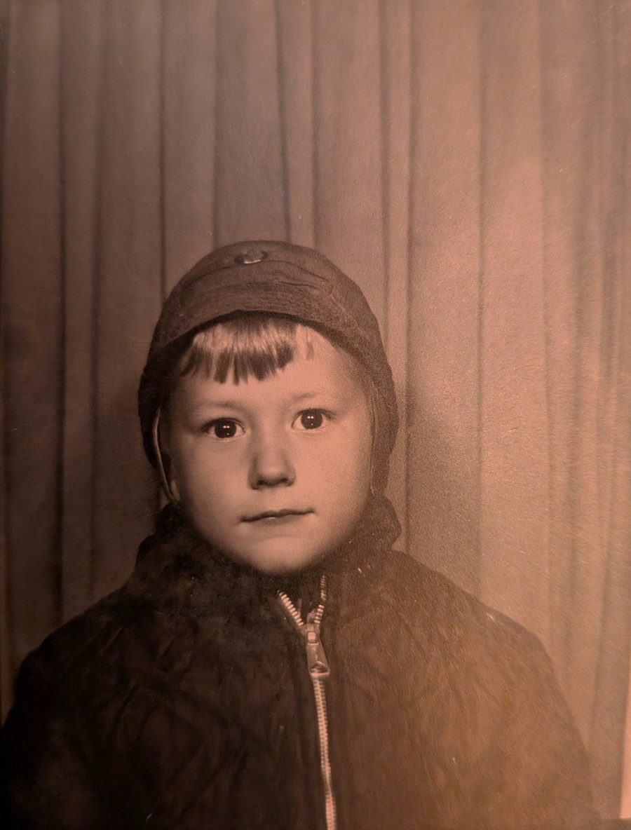 Foto antigua de un niño con gorro y abrigo